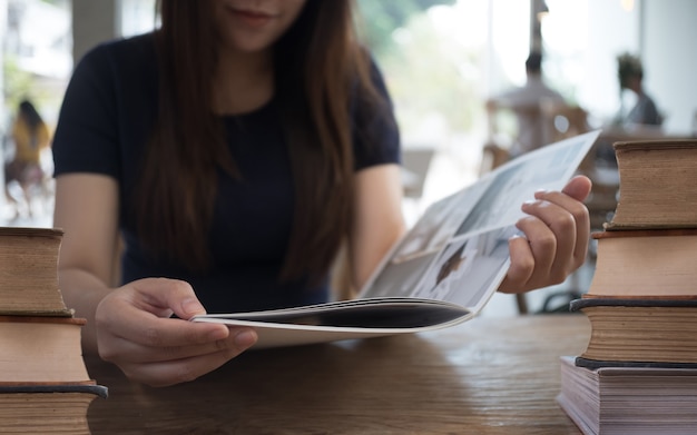 hermosa chica feliz de sentarse leyendo un libro