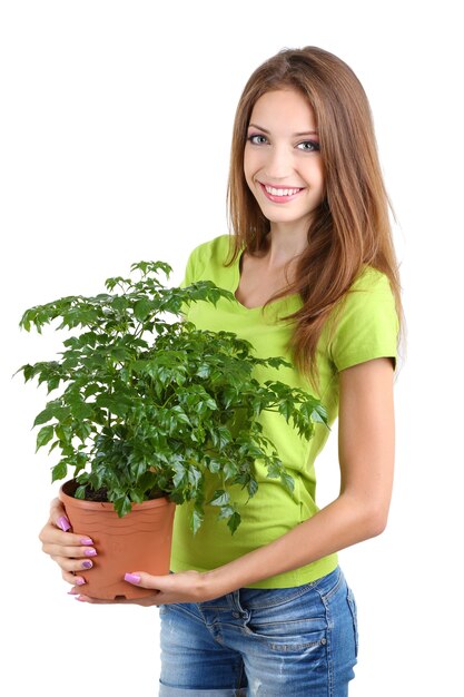 Hermosa chica con flor en maceta aislado en blanco