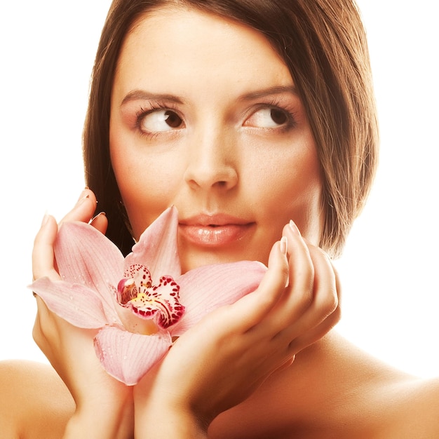 Hermosa chica con flor de orquídea