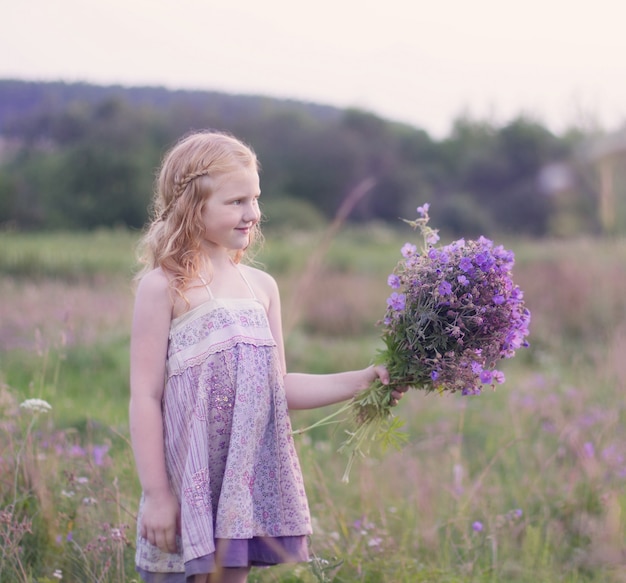 Hermosa chica con flores al aire libre