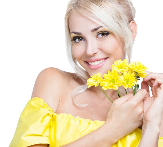 Hermosa chica con flores amarillas