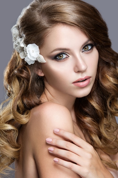 Hermosa chica con flores en el pelo