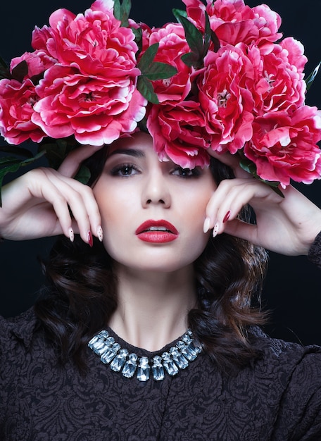 Hermosa chica con flores en el pelo.