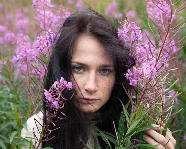 Hermosa chica entre las flores