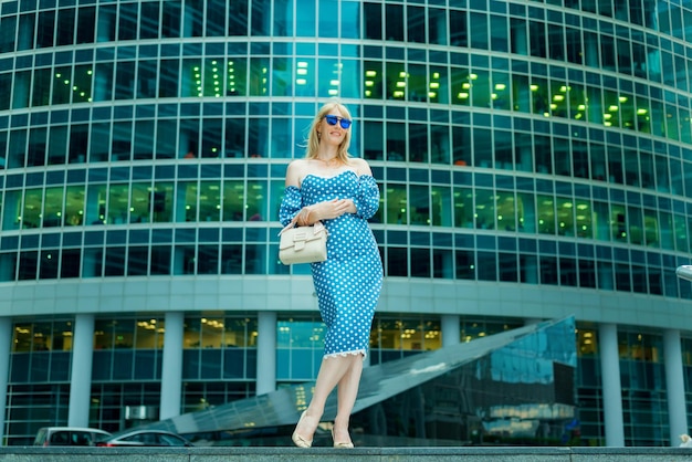 Hermosa chica en el fondo del centro de negocios.