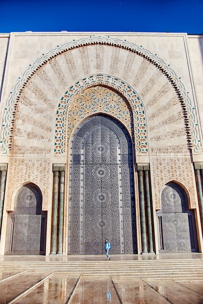 Hermosa chica en el fondo de la mezquita de hassan ii en casablanca marruecos