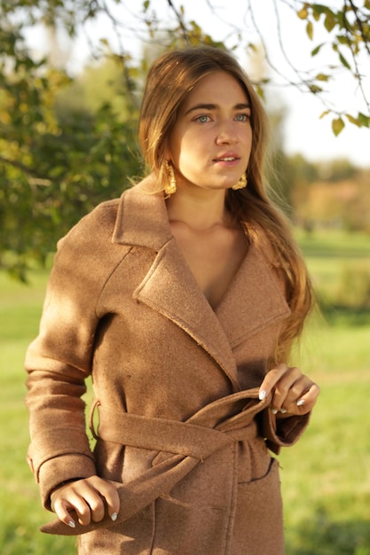 Hermosa chica en el fondo del paisaje primaveral del parque