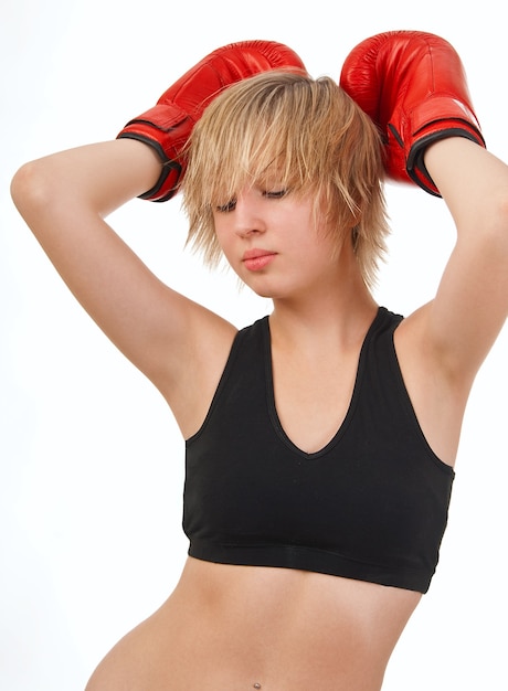 Hermosa chica en forma de guantes de boxeo rojos