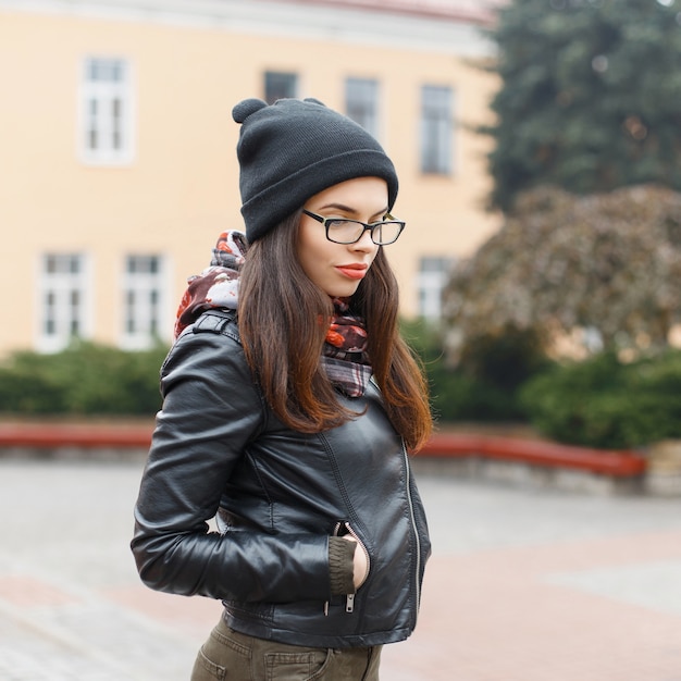 Foto hermosa chica con gafas