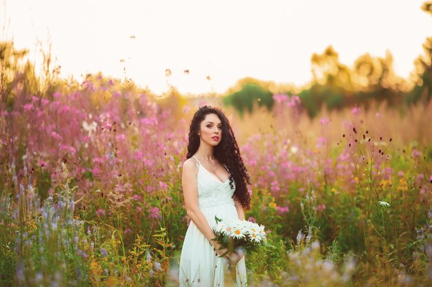 Hermosa chica gallina fiesta con flores