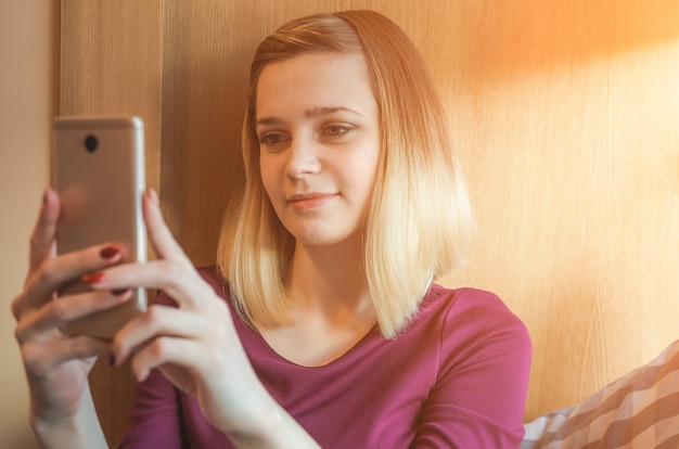 Hermosa chica haciendo foto selfie usando su teléfono inteligente