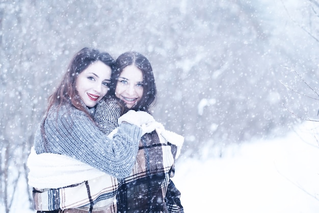 Hermosa chica en un hermoso día en el parque de nieve de invierno