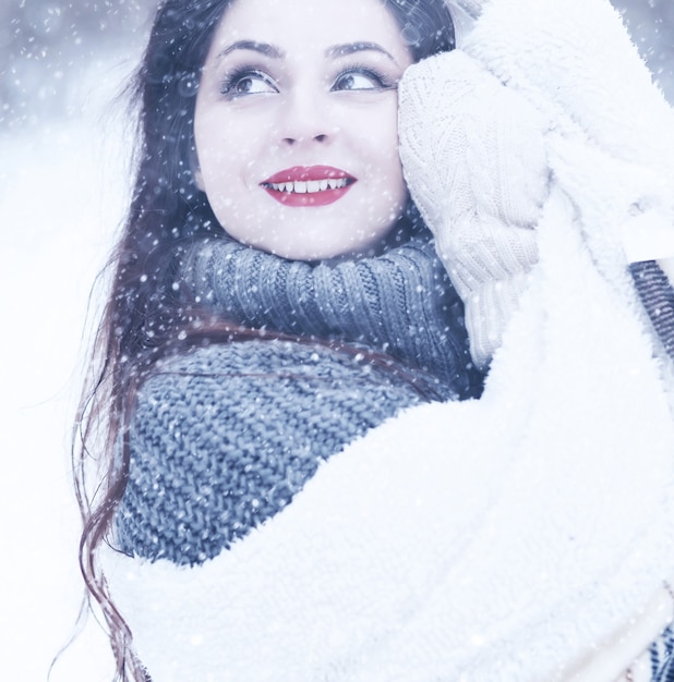 Hermosa chica en un hermoso día en el parque de nieve de invierno