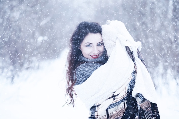 Hermosa chica en un hermoso día en el parque de nieve de invierno