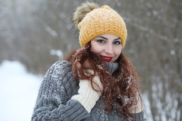 Hermosa chica en un hermoso parque de invierno para pasear