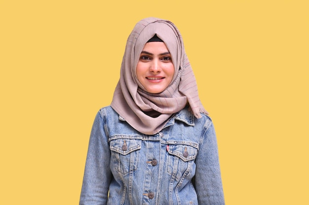 Hermosa chica con hijab con chaqueta vaquera y explane algo inidan modelo paquistaní