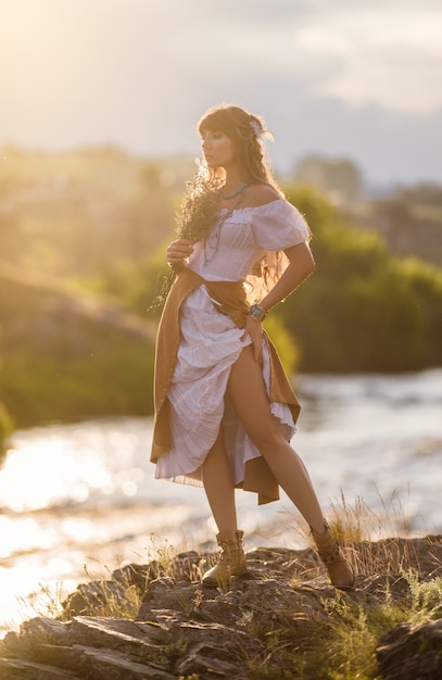 Foto hermosa chica hippie en la naturaleza.