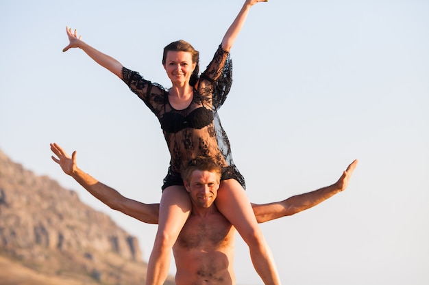 Hermosa chica con un hombre al atardecer.