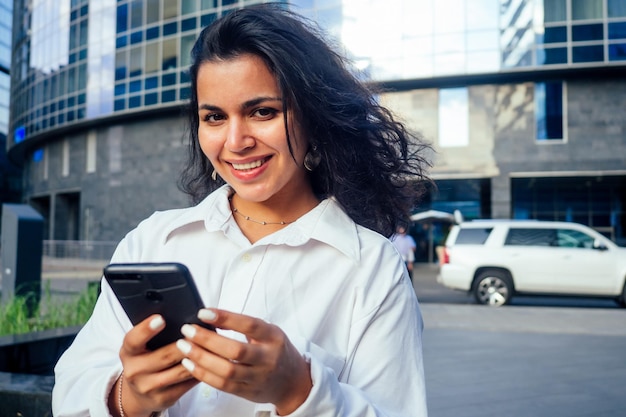 hermosa chica india haciendo selfie en el fondo del centro de negocios Moscú sity