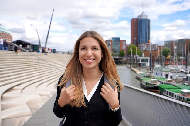 Hermosa chica de intercambio escolar visitando el norte de Europa dentro del programa de intercambio Mira la cámara