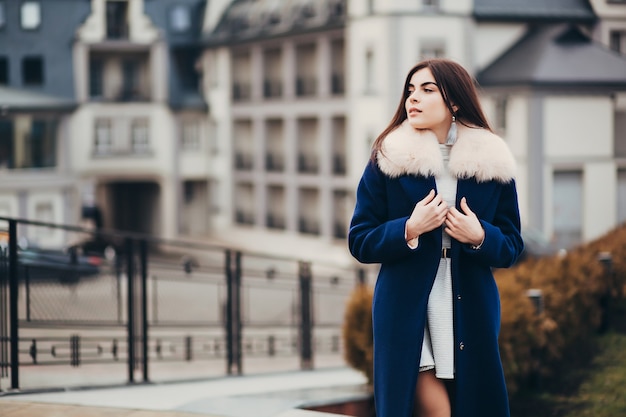 Hermosa chica en invierno esperando su amor