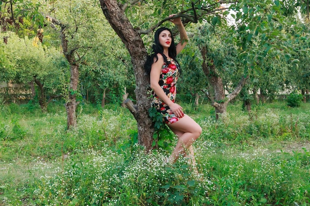 Hermosa chica en un jardín de frutas