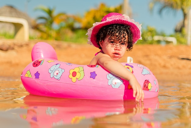 Hermosa chica jugando en la playa en un día soleado