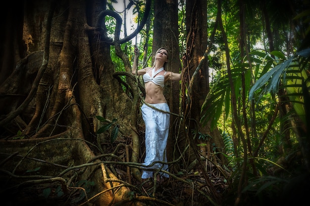 Hermosa chica en la jungla