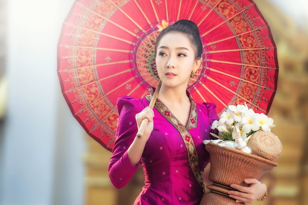 Hermosa chica de Laos en traje tradicional de Laos, estilo vintage en Vientiane, Laos.