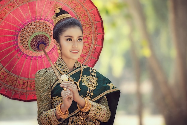 Hermosa chica de Laos en traje tradicional de Laos, estilo vintage en Vientiane, Laos.