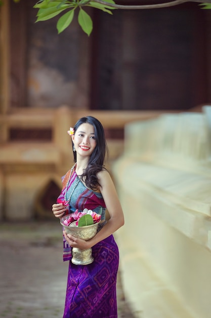 Hermosa chica de Laos en traje