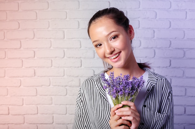 Hermosa chica con lavanda