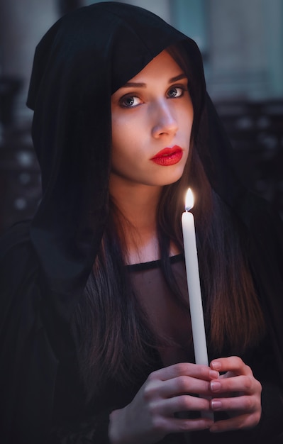 Hermosa chica en manto negro en la iglesia