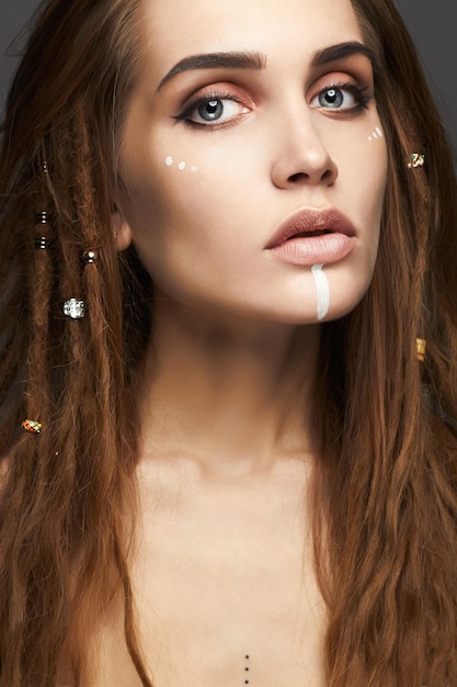 Hermosa chica con maquillaje y rastas