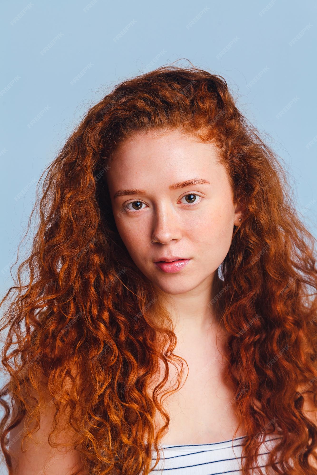Hermosa chica sin maquillaje sin retoque de piel concepto de cuidado de la piel adolescente filmada en un estudio en azul | Foto Premium Hermosa chica sin maquillaje sin retoque de piel concepto de cuidado de la piel adolescente filmada en un estudio en azul | Foto Premium