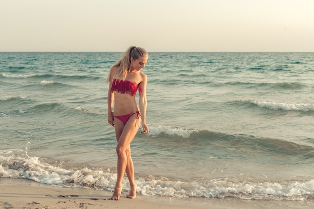 Hermosa chica en el mar posando