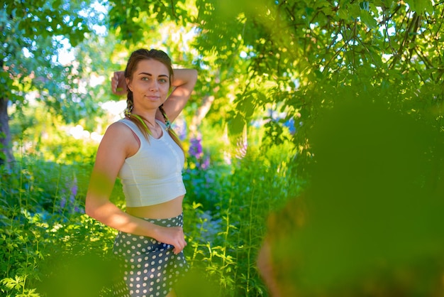 Foto hermosa chica en medio del parque de verano