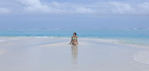 hermosa chica morena en bikini verde en una isla tropical