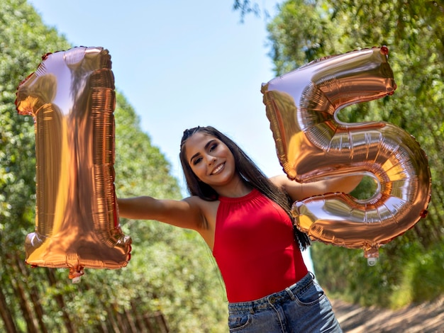 Foto hermosa chica morena celebrando 15 años de vida debutante