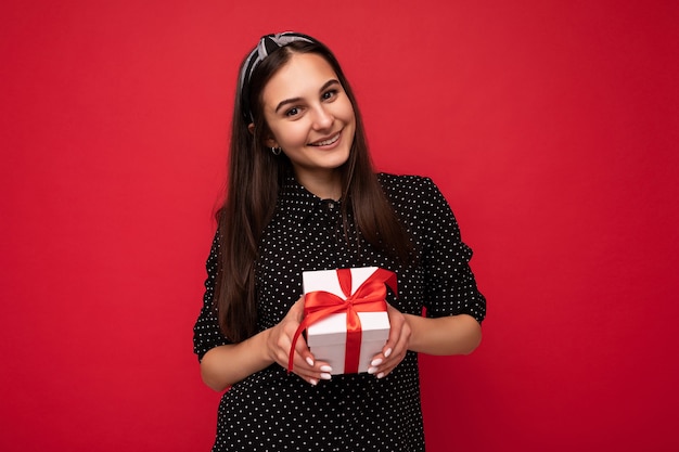 Foto hermosa chica morena feliz aislada