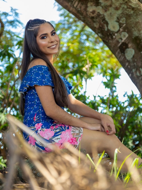 Hermosa chica morena posando en fotos en la naturaleza.