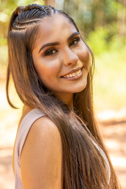 Hermosa chica morena posando en fotos en la naturaleza