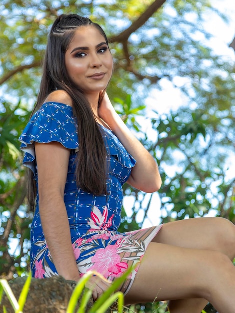 Hermosa chica morena posando en fotos en la naturaleza