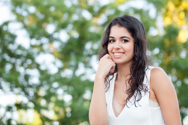 Foto hermosa chica morena relajante en el parque