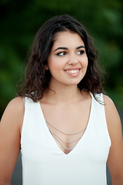 Hermosa chica morena relajante en el parque