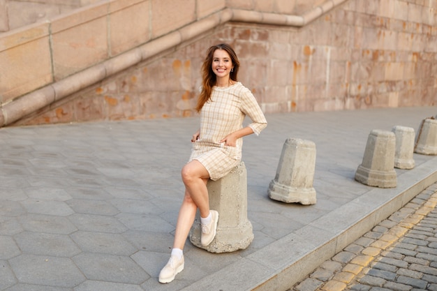 Hermosa chica morena sonriendo en la calle