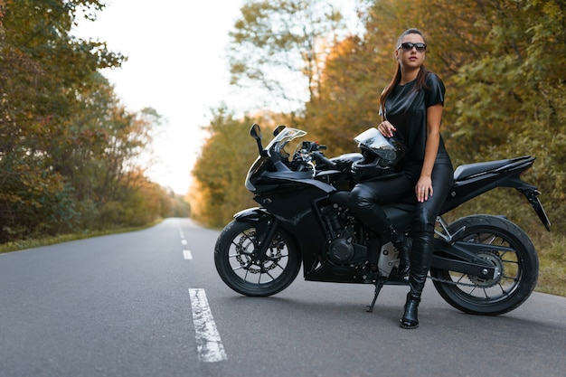 Hermosa chica en una motocicleta deportiva