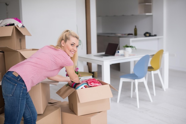 Hermosa chica mudándose al nuevo apartamento