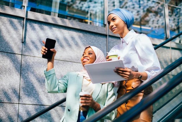 Una hermosa chica musulmana con hijab se une al aire libre