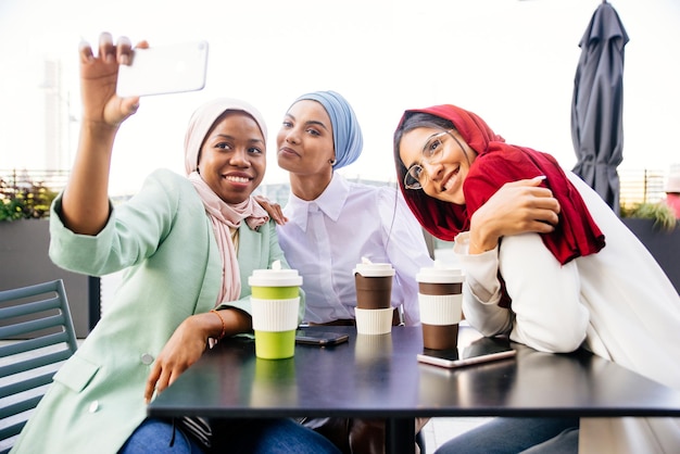 Una hermosa chica musulmana con hijab se une al aire libre